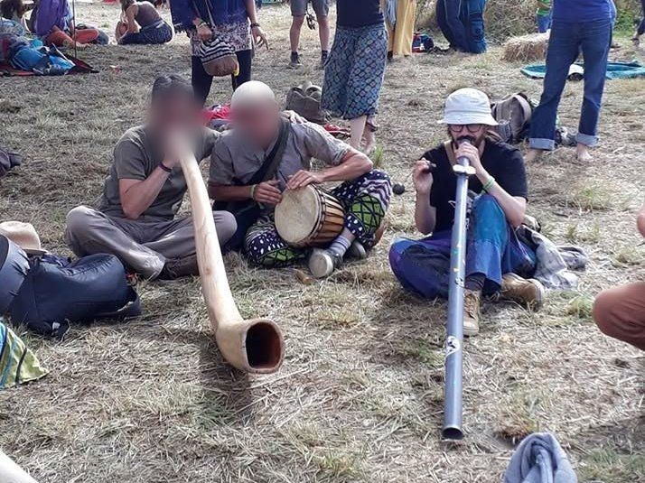 Aodren et d'autres joueurs de didgeridoo et de djembé en festival
