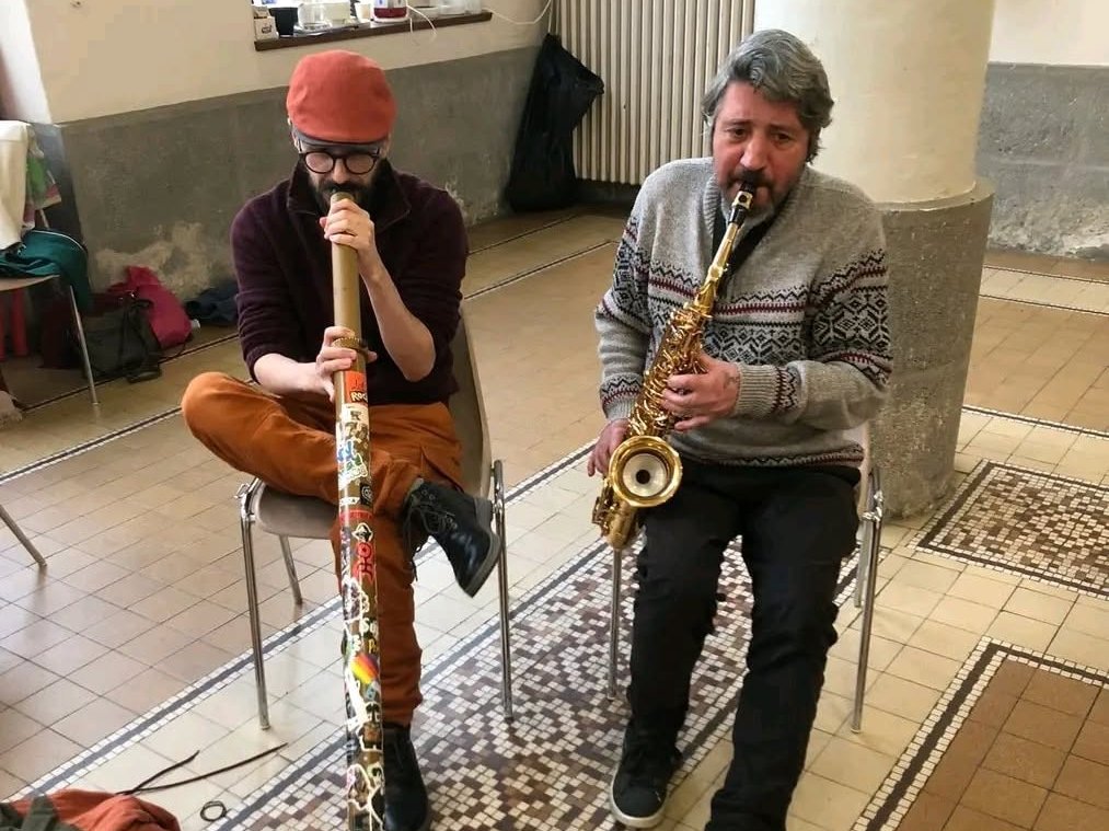 Aodren au didgeridoo, accompagné au saxophone